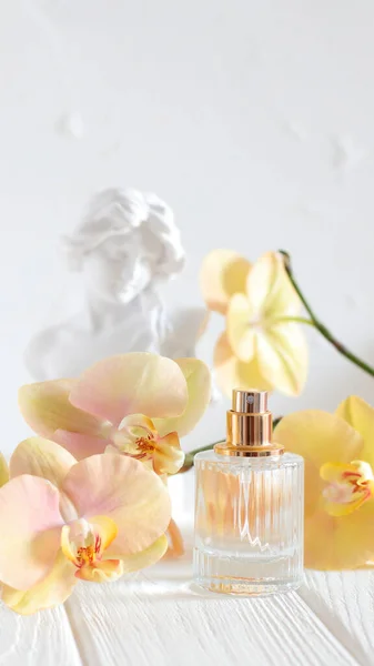 Szklany Spray Perfum Butelki Kwiatami Storczyków Rzeźby — Zdjęcie stockowe