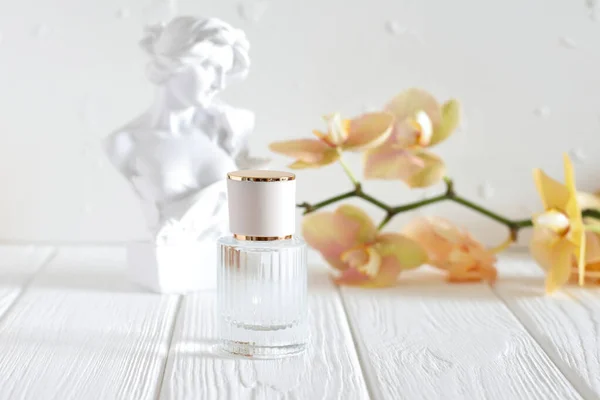 Spray Frasco Perfume Vidro Com Flores Orquídea Escultura — Fotografia de Stock