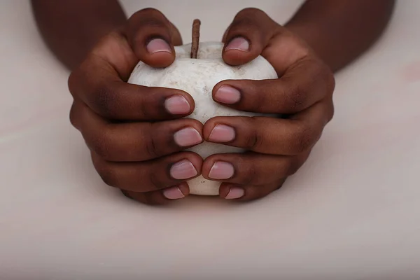 Vrouw Naakt Nagels Marmeren Achtergrond Vrouwelijke Handen Behandeling — Stockfoto