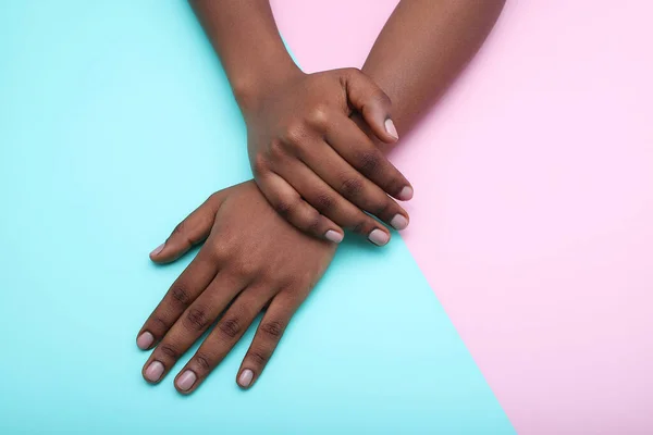 Zwart Vrouw Handen Met Naakt Manicure Nagels Kleurrijke Achtergrond — Stockfoto