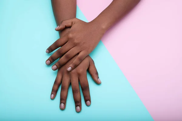 Zwart Vrouw Handen Met Naakt Manicure Nagels Kleurrijke Achtergrond — Stockfoto