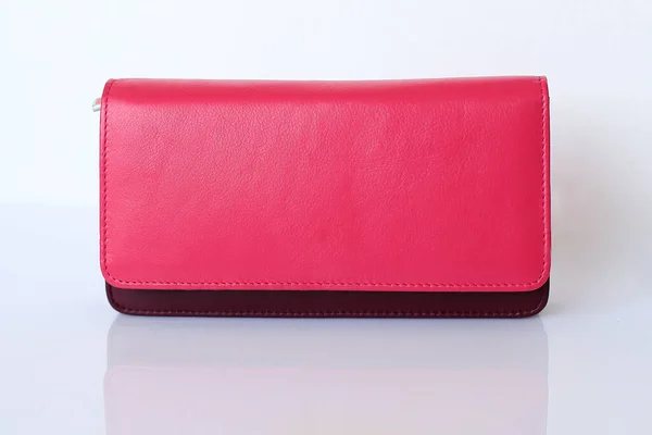 Rotes Leder Weibliche Brieftasche Auf Weißem Hintergrund Stilvolle Frau Accessoire — Stockfoto