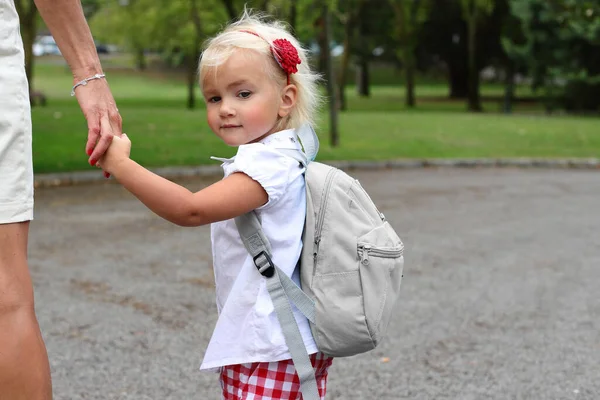 Маленькая Девочка Рюкзаком Собирается Учиться Блондинка Парке — стоковое фото