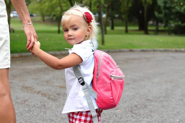 带着背包去学习的小女孩 公园里的金发女郎 — 图库照片