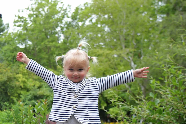 Kleines Mädchen Mit Offenen Händen Und Pferdeschwänzen Park — Stockfoto
