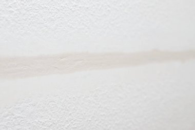 Evdeki tadilat, duvardaki kablolar, çimentoyla kaplanmış yeni elektrik telleri, ev havası.