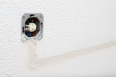 Evdeki tadilat, duvardaki kablolar, çimentoyla kaplanmış yeni elektrik telleri, ev havası.