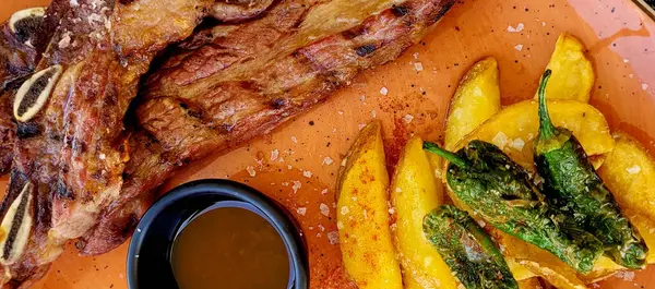 猪肉排骨烤土豆和酱汁 — 图库照片