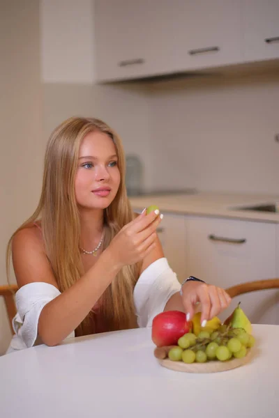 Chica Cocina Con Uva Comida Saludable Estilo Vida — Foto de Stock