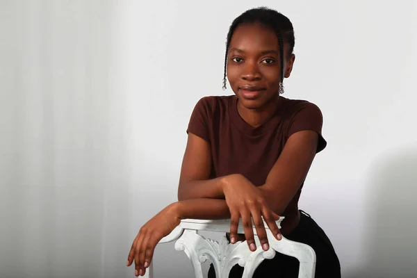 Африканская Молодая Женщина Девушка Студии Стулом Копировальное Пространство — стоковое фото