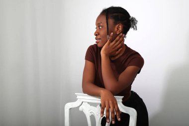 Afrikalı genç bir kadın, stüdyosunda sandalyeli bir kız, fotokopi odası.