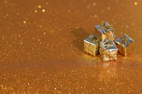Золотая блестящая подарочная коробка для подарка на Рождество и Новый год на гладком фоне