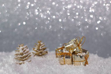 Karda Noel hediyesi kutusu. Parlak bokeh