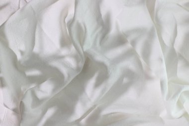 Sabah gölgesi olan beyaz keten çarşaf.