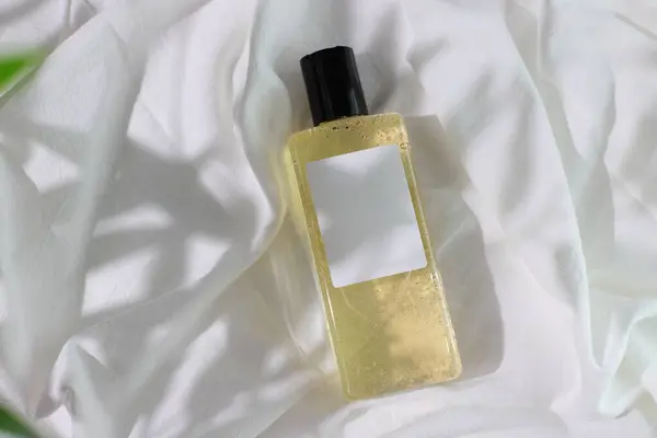 Mockup Kosmetiska Flaskor Sängen Med Skuggor Morgon Vibe Royaltyfria Stockfoton