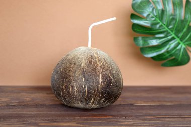 Saman ile hindistan cevizi içmek, doğal organik hindistan cevizi içmek.