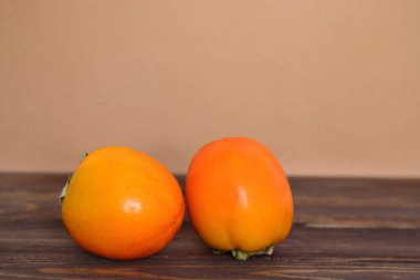 Ahşap zemin üzerinde taze çiğ egzotik hurma meyveleri.