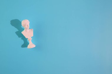 Genç kadının mermer kafası, Yunan heykeli renkli arka planda büstü, kopyalama alanı