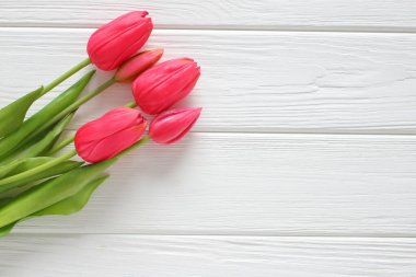 Feminizm kavramı, çiçekler ve boks eldivenleri ahşap arka planda, anneler günü, kadınlar günü, 8 Mart