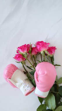 Feminizm kavramı, anneler günü, çiçekler ve tahta masada boks eldivenleri, güçlü kadın tebrik kartı.