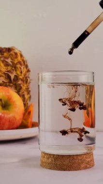 İlaçlar bir bardak suya düşer. 