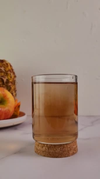 Nahrungsergänzungsmittel Tropfen Glas Wasser — Stockvideo