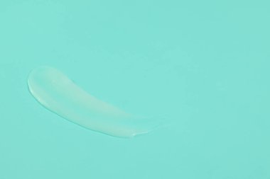 Pembe arka planda beyaz krem ezilmesi, kozmetik doku lekesi