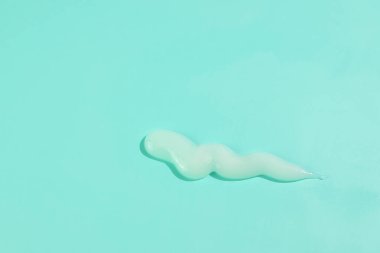 Pembe arka planda beyaz krem ezilmesi, kozmetik doku lekesi