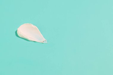 Pembe arka planda beyaz krem ezilmesi, kozmetik doku lekesi