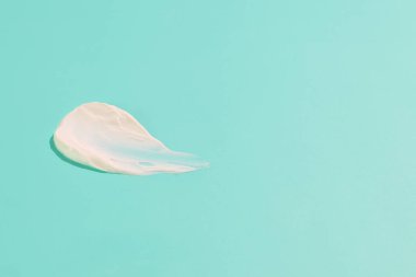 Pembe arka planda beyaz krem ezilmesi, kozmetik doku lekesi