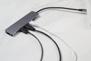 Kablolar takılı USB merkezi, elektronik cihaz, yaşam tarzı