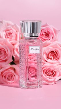 Bayan Dior Rose N 'Roses Roller parfümü, Fransız kozmetik markası, İspanya, Vitoria-Gasteiz, Haziran 2024
