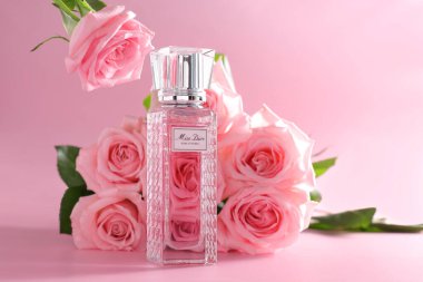 Bayan Dior Rose N 'Roses Roller parfümü, Fransız kozmetik markası, İspanya, Vitoria-Gasteiz, Haziran 2024