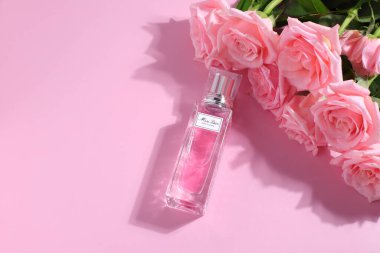 Bayan Dior Rose N 'Roses Roller parfümü, Fransız kozmetik markası, İspanya, Vitoria-Gasteiz, Haziran 2024