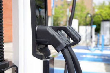 Otoparktaki elektrikli araba şarjı, EV akü şarj istasyonu, yeşil güç konsepti.
