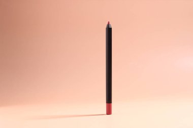 Dudak makyajı kozmetik, ruj, kalem, minimalist tarz, güzellik konsepti.