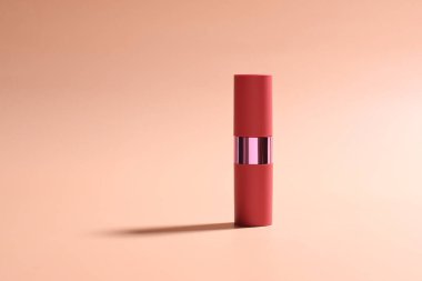 Dudak makyajı kozmetik, ruj, kalem, minimalist tarz, güzellik konsepti.