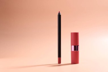 Dudak makyajı kozmetik, ruj, kalem, minimalist tarz, güzellik konsepti.