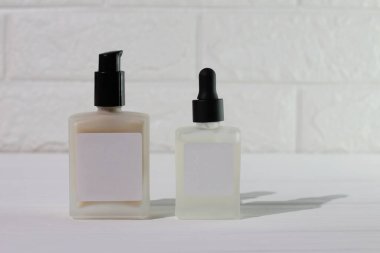 Banyoda makyaj şişeleri, cilt bakımı seti, yaşam tarzı