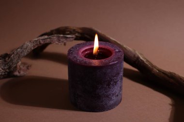 Doğal mum, mum ışığı, arka bahçede kuru ağaç gövdesi, ev dekorasyonu.