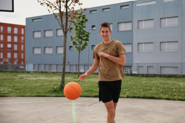 Sokak basketbolu oynayan gençler, Kafkasyalı ve Latin Amerikalı gençlerin boş vakitleri