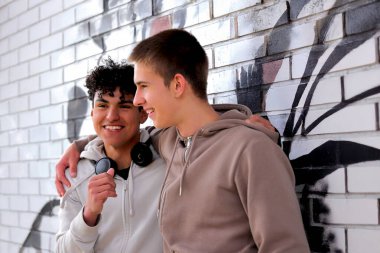 İki genç erkek, sokaklarda genç arkadaşlar, arkadaşlık kavramı, çeşitlilik kavramı.