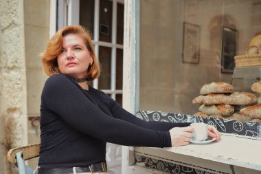 Küçük işletmeler, özel kafeteryalar, fırında kahve içen genç kadınlar.