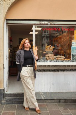 Pastane, küçük işletme konsepti, ekmeği olan genç bir kadın.