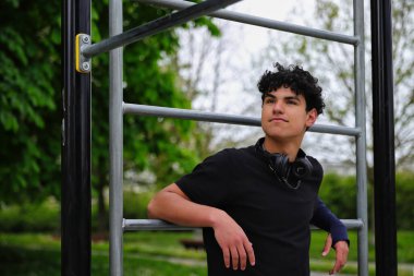 Latin kökenli çekici bir genç, erkek portresi, sokak tarzı.