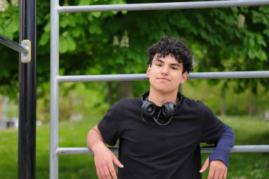 Latin kökenli çekici bir genç, erkek portresi, sokak tarzı.