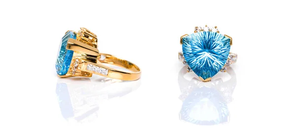 스위스 토파즈가 자르고 다이아몬드 반지가 배경에 반사되어 액세서리 컬렉션 스튜디오 — 스톡 사진