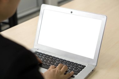 Takım elbiseli işadamlarının arka planı ofiste oturup dizüstü bilgisayar klavyesinde beyaz ekran ile yazı yazmaları..