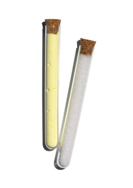 Mantar kapaklı test tüpünde sülfür tozu ve Di-amonyum fosfat var. Laboratuvar masasında kozmetik kimyasallar var. Üst Görünüm