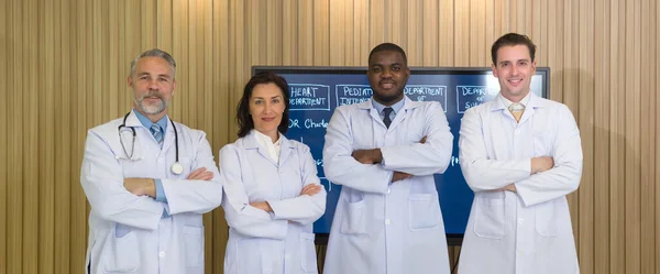 Skupina Lékařů Bílých Šatech Stojící Rukou Zkříženou Před Plochou Obrazovkou — Stock fotografie